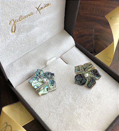 Brinco em Prata com banho em Ouro branco 18k, Flor em Abalone e Pérolas.