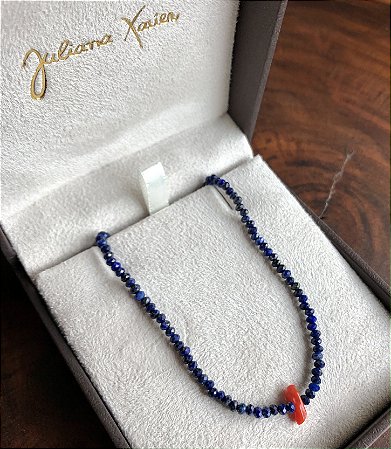 Chocker em Lápis Lazuli, Coral e fecho em Ouro amarelo 18k.