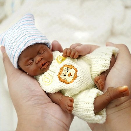 Bebê Reborn Menino Afro de Silicone Solido