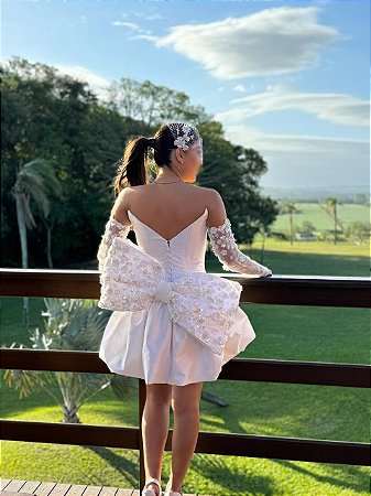 Vestido balonê branco noivado com laço bordado com luvas Sophia Thiesen