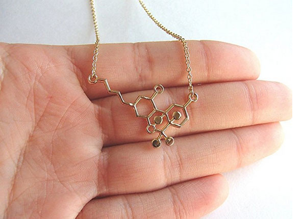 Colar pingente cor DOURADO molécula química THC