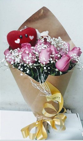 Buquê 12 botões de rosas + pelúcia coração