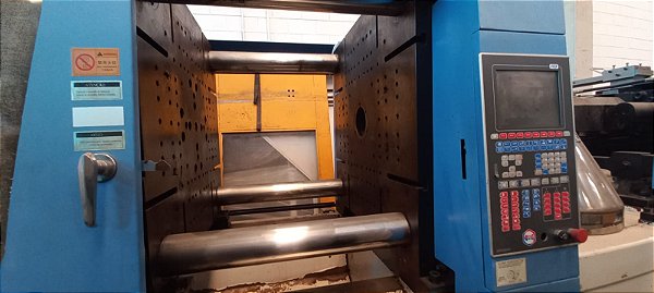 INJETORA DE PLASTICOS FCS 450 TONS ANO 2007