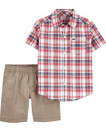 Conjunto social com camisa xadrez.