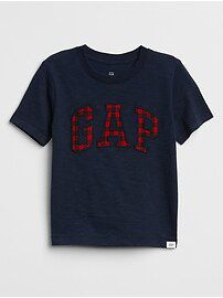 Camiseta azul com GAP bordado em xadrez. GAP