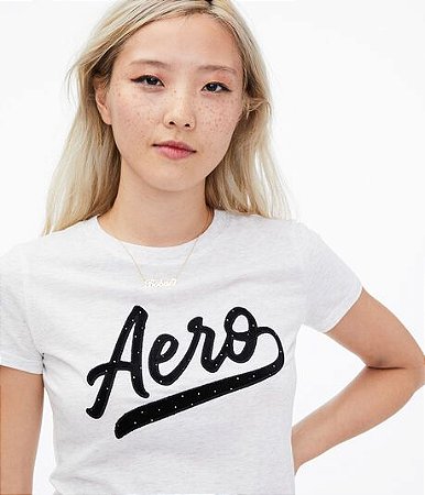 Camiseta cinza com Aero em preto.