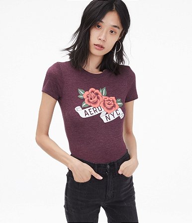 Camiseta vinho com rosas vermelhas. Aeropostale