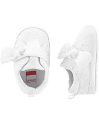 Sapato branco com bordados. Carters