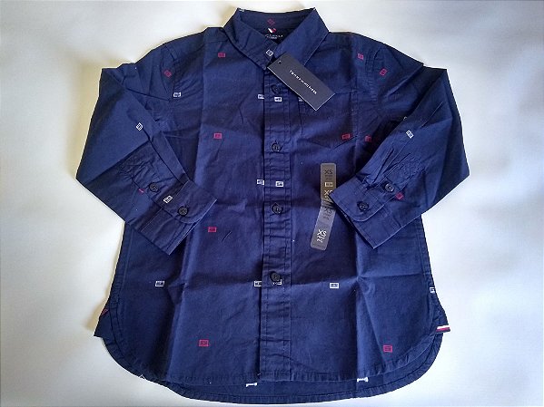Camisa azul manga longa.
