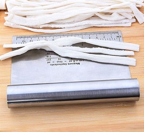 Raspador de massa em aço inox.