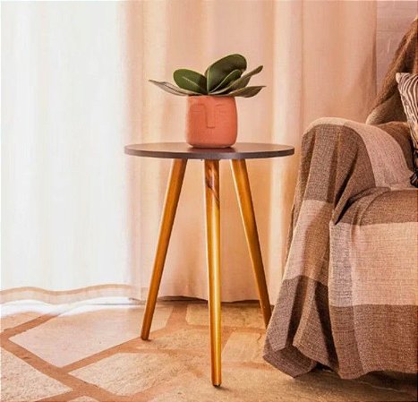 Mesinha de centro, pequena e decorativa.