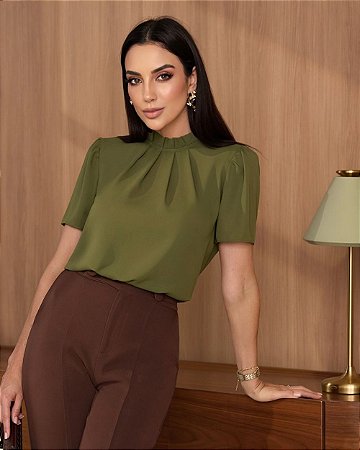 Blusa Em Crepe Com Gola Alta e Pregas Frontais Milalai