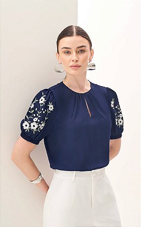 Blusa Em Crepe Manga Curta e Bordado Floral Milalai