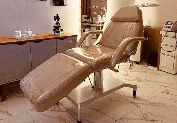 KIT MACA POLTRONA HIDRÁULICA PARA ESTÉTICA NA COR BRANCA + MOCHO COM ENCOSTO + LUPA EM LED DE ALUMINIO + LOGO PERSONALIZADO DA SUA CLINICA + PLASTIFICAÇÃO