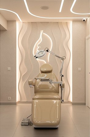 MACA POLTRONA ELÉTRICA LUXO + LUPA LED EM ALUMINIO + MOCHO + LOGO PERSONALIZADO DA SUA CLINICA + PLASTIFICAÇÃO DA SUA MACA
