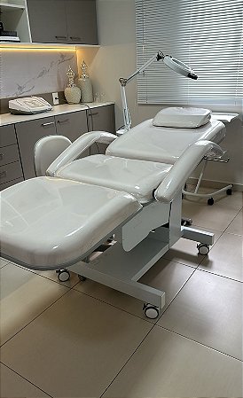 KIT MACA POLTRONA ELÉTRICA 3 MOTORES VARIAS CORES + COMANDO DE CONTROLE NO PEDAL + MOCHO NA COR DA SUA MACA ELÉTRICA + PLASTIFICAÇÃO + LOGO PERSONALIZADO DA SUA CLINICA + LUPA EM LED DE ALUMINIO ARTICULADA + RODINHAS E FREIO