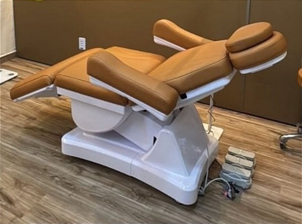 KIT MACA POLTRONA 100% ELÉTRICA LUXO 3 MOTORES + PLASTIFICAÇÃO + LOGO PERSONALIZADO DA SUA CLINICA + MOCHO NA COR DA SUA MACA ELÉTICA + LUPA EM LED DE ALUMINIO ARTICULADA + RODINHAS E FREIOS