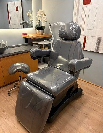 KIT MACA POLTRONA 100% ELÉTRICA LUXO + MOCHO NA COR DA SUA MACA ELÉTRICA + LUPA EM LED DE ALUMINIO ARTICULADA + LOGO PERSONALIZADA DA SUA CLINICA + PLASTIFICAÇÃO DA SUA MACA ELÉTRICA + RODINHAS E FREIOS