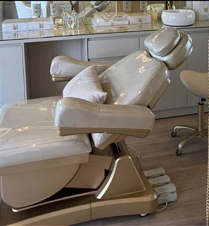 KIT MACA POLTRONA 100% ELÉTRICA LUXO 3 MOTORES + ESTRUTURA ( BASE DOURADA ) PERSONALIZADA DA SUA MACA ELÉTRICA + PLASTIFICAÇÃO + LOGO PERSONALIZADO DA SUA CLINICA + MOCHO COM PÉS DOURADO NA COR DA SUA MACA + LUPA EM LED DE ALUMINIO ARTUCULADA
