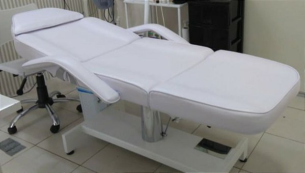 MACA  POLTRONA  HIDRÁULICA PARA ESTÉTICA  NA COR BRANCA PLASTIFICADA  +  MOCHO COM ENCOSTO + LUPA EM LED DE ALUMINIO + LOGO PERSONALIZADO DA SUA CLINICA  + RODIZIOS E FREIOS