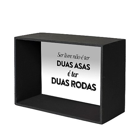 Expositor de madeira 10 x 15 cm para miniatura de moto escala 1:18 com a frase Ser livre não é ter duas asas, é ter duas rodas