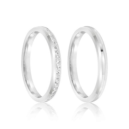 Par de Alianças de Prata 950 Polida Chanfrada Meia Volta de Zircônias na Menor