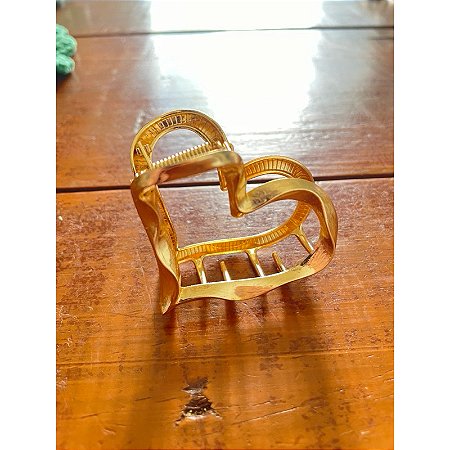 Presilha de Cabelo Coração Dourado Folheado | Acessório Feminino Elegante e Moderno