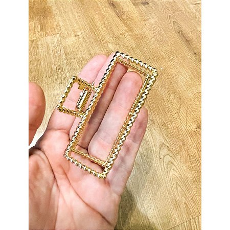 Presilha de Cabelo Dourada Retangular Elegante - Acessório Feminino Estiloso e Sofisticado