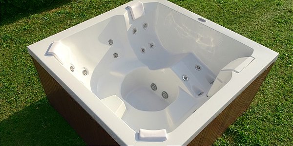 SPA J185L JACUZZI - 1,80X1,80X0,89 PARA 5 PESSOAS COM AQUECEDOR E APOIO CABEÇA, SEM FECHAMENTO - JACUZZI®