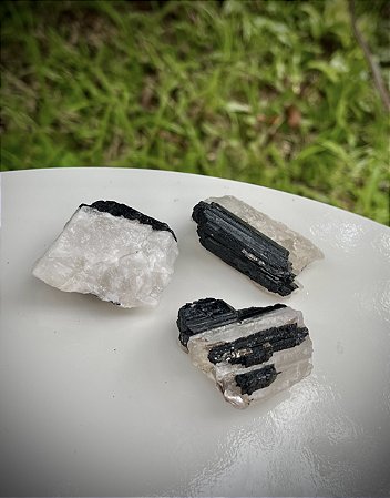 Turmalina Negra na Base de Quartzo Pequena - Bruta