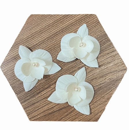 Trio de orquídeas pequenas em porcelana