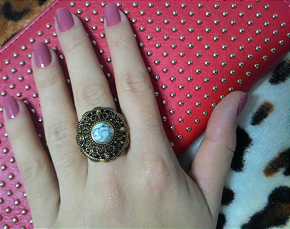 Anel em ouro envelhecido, com pedra estilo howlita branca brasileira.