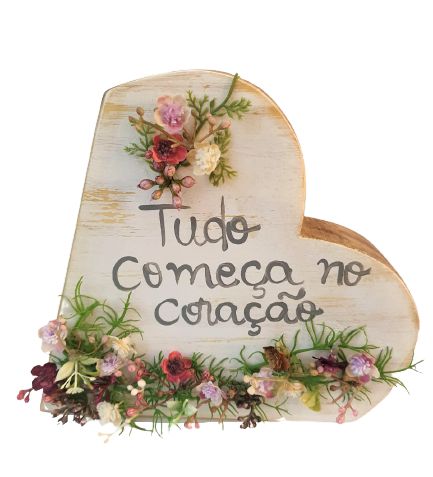 Coracao de Madeira para mesa com flores artificiais G