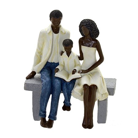 ESCULTURA DECOR FAMILIA NEGRA EM RESINA COM MENINO NO BANCO