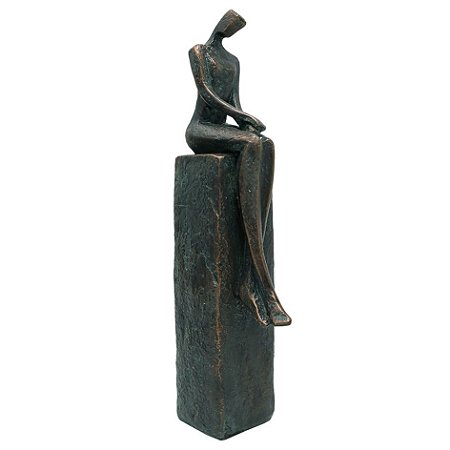 ESCULTURA DECORATIVA MULHER SENTADA EM RESINA G