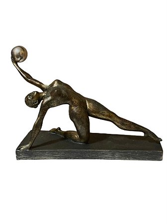 ESCULTURA DECOR GINASTA COM BOLA DE RESINA BRONZE