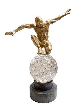 ESCULTURA HOMEM BRAÇOS ABERTOS NO GLOBO DOURADA E CINZA