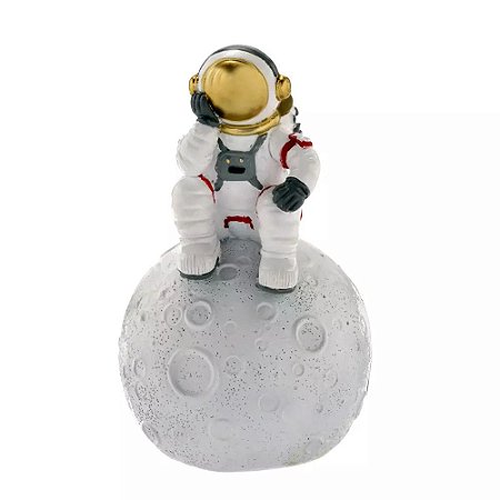 ESCULTURA ASTRONAUTA DECORATIVO SENTADO NA LUA EM RESINA