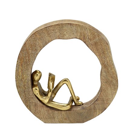 ESCULTURA HOMEM LENDO EM ALUMINIO DOURADO E MADEIRA - 25CM