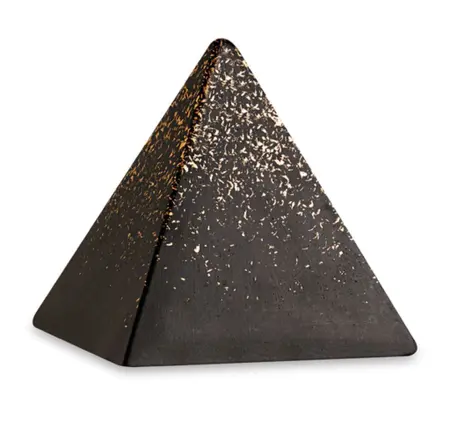 ESCULTURA PIRÂMIDE PRETA E DOURADA EM CIMENTO MART