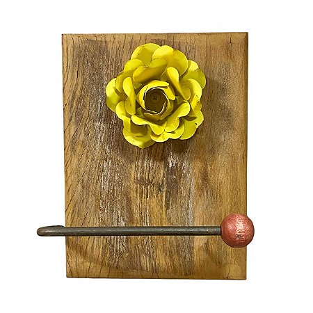 GANCHO RUSTICO MADEIRA DE PEROBA COM FLOR DE METAL AMARELA