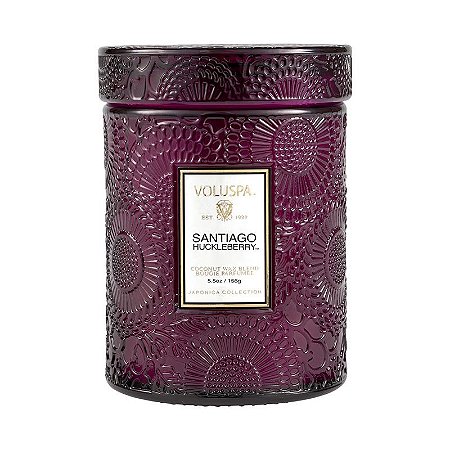 MINI VELA VOLUSPA POTE VIDRO 50H RELEVO SANTIAGO HUCKLEBERRY 156g
