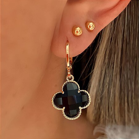 Brinco de Argolinha Trevo Preta Banhado a Ouro 18k