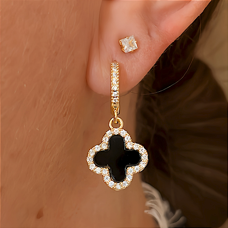 Brinco de Argolinha Trevo Preto Luxo Crav Banhado a Ouro 18k