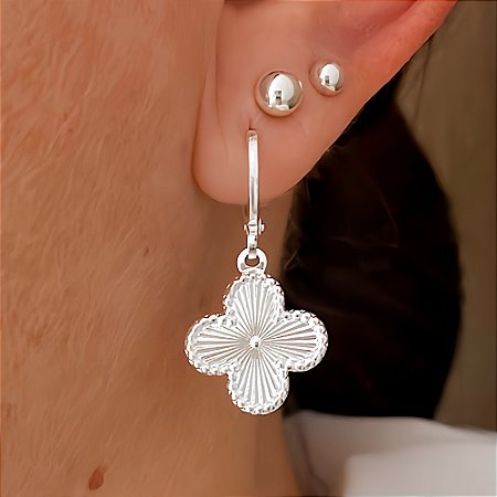 Brinco de Argola Trevo e Detalhe Banhado a Prata
