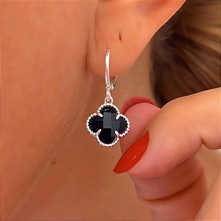 Brinco de Argola Mini Trevo Preto Banhado a Prata