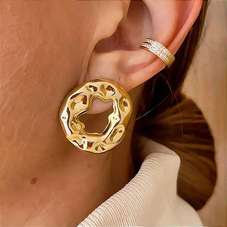Brinco de Argola Orgânica Frontal Martelada Wave Banhado a Ouro 18k