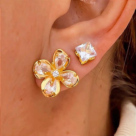 Brinco Duplo Ponto Luz e Flor Lótus Banhado a Ouro 18k