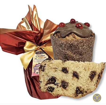 Chocotone coberto com chocolate e pedacinhos de cereja