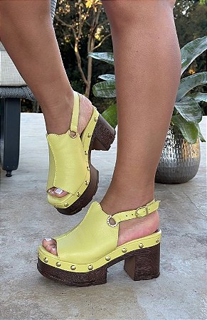 Sandália Meia Pata Catarina Metal em Couro Amarelo